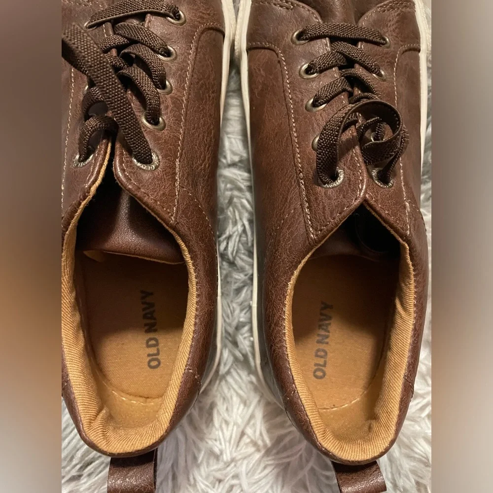 Boys Old Navy dress shoes. (No tie laces) Size 4.